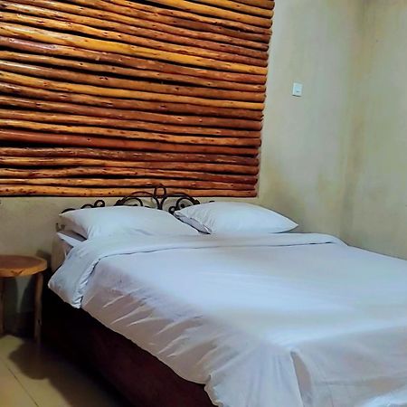 Mia Safari Lodge And Restaurant Entebbe Exterior photo