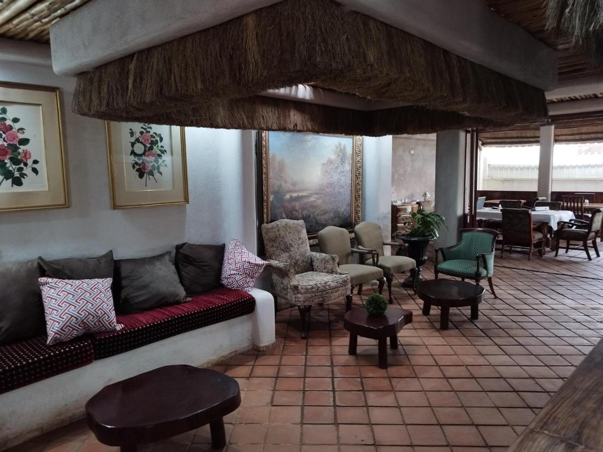 Mia Safari Lodge And Restaurant Entebbe Exterior photo