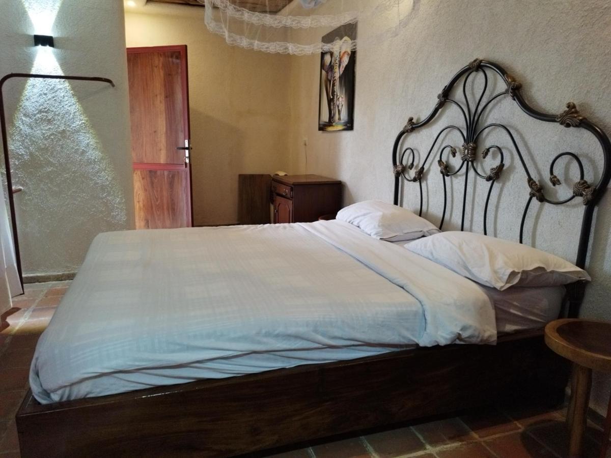 Mia Safari Lodge And Restaurant Entebbe Exterior photo