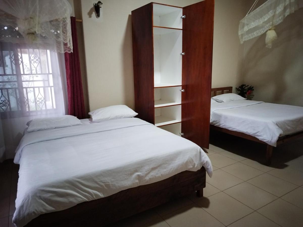 Mia Safari Lodge And Restaurant Entebbe Exterior photo