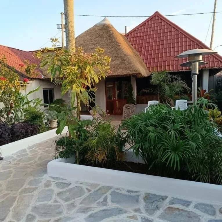 Mia Safari Lodge And Restaurant Entebbe Exterior photo
