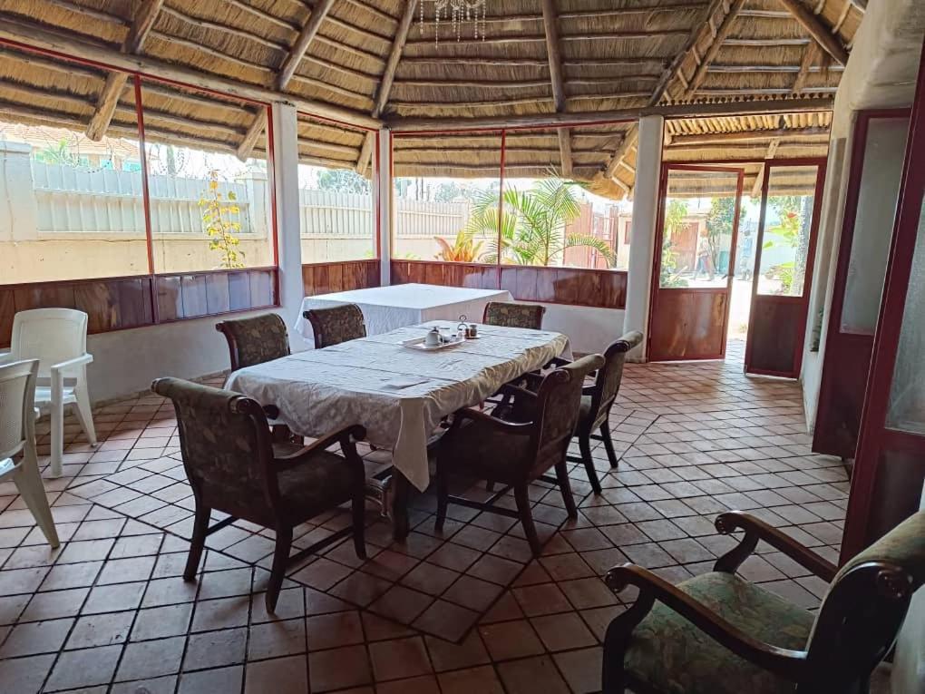 Mia Safari Lodge And Restaurant Entebbe Exterior photo