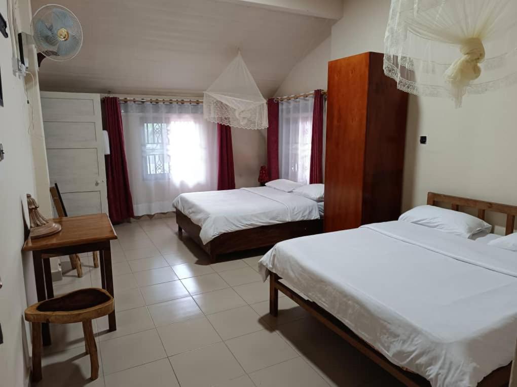 Mia Safari Lodge And Restaurant Entebbe Exterior photo