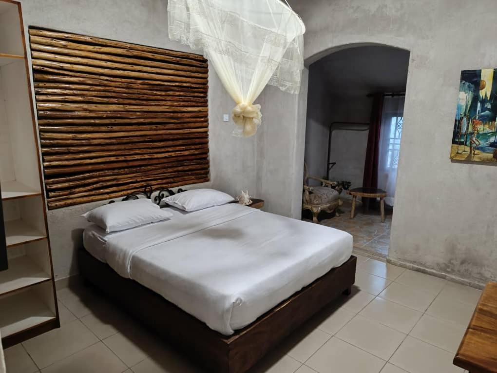 Mia Safari Lodge And Restaurant Entebbe Exterior photo