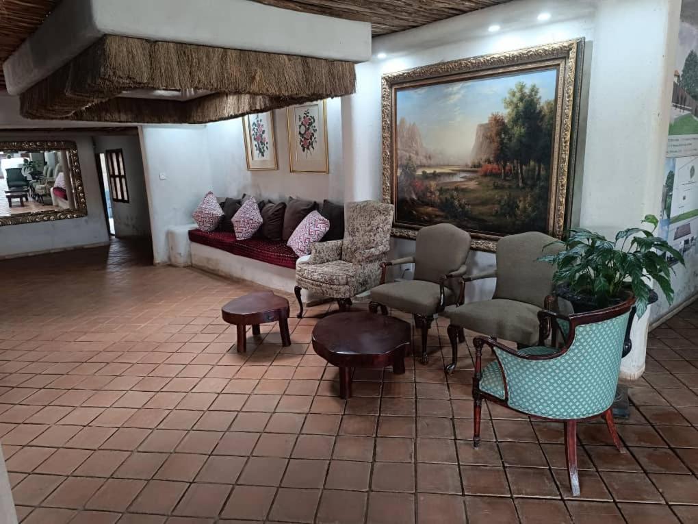 Mia Safari Lodge And Restaurant Entebbe Exterior photo
