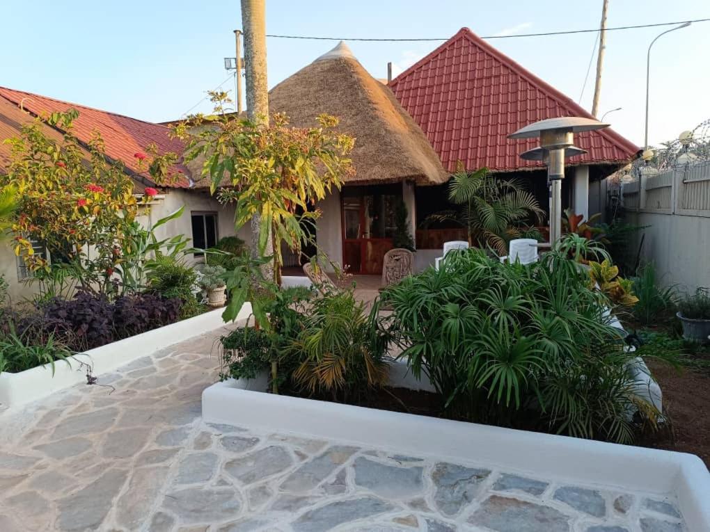 Mia Safari Lodge And Restaurant Entebbe Exterior photo